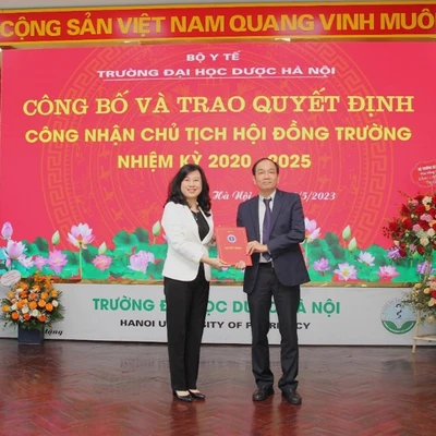 CÔNG BỐ VÀ TRAO QUYẾT ĐỊNH CÔNG NHẬN CHỦ TỊCH HỘI ĐỒNG TRƯỜNG